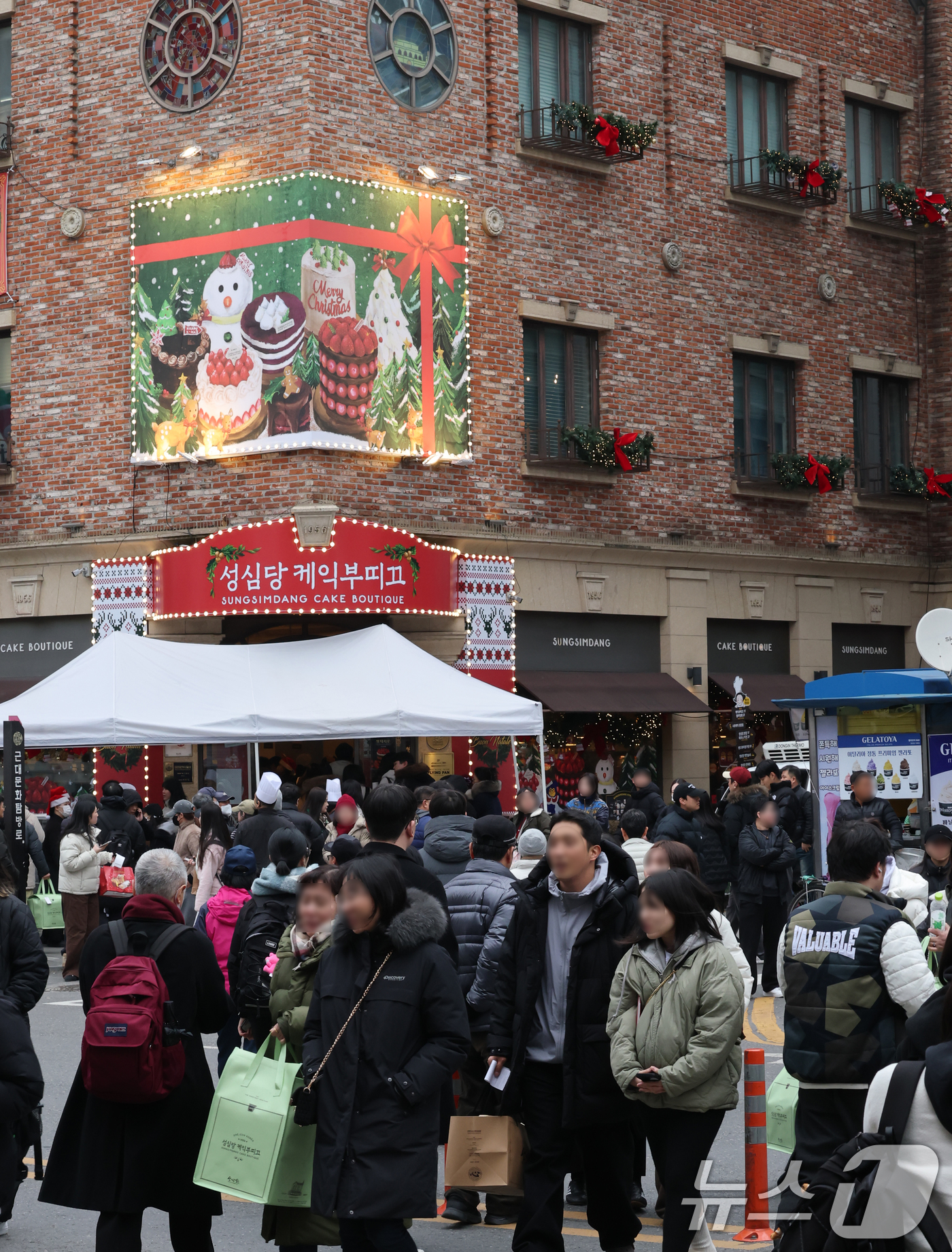(대전=뉴스1) 김기태 기자 = 크리스마스를 이틀 앞두고 딸기시루가 출시된 23일 대전 중구 성심당 일대에 빵을 사려는 고객들로 붐비고 있다. 2025.12.23/뉴스1