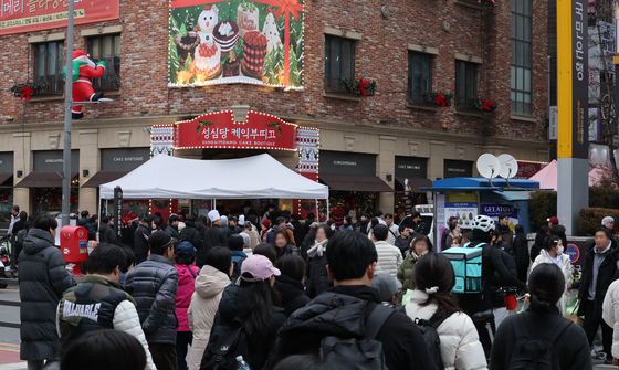 대전 성심당에 등장한 '딸기시루' 동상…70주년 기념 제작