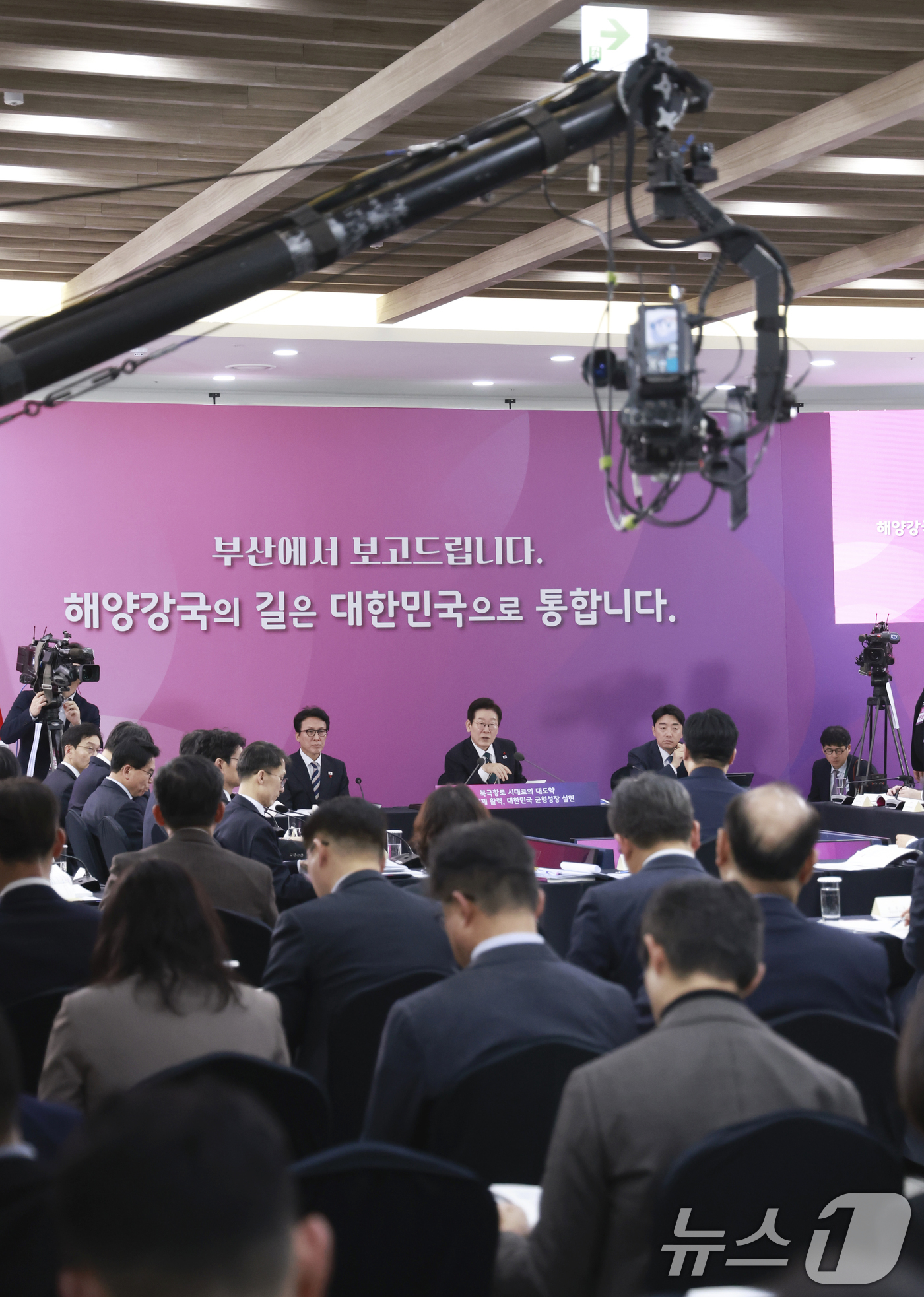 (부산=뉴스1) 이재명 기자 = 이재명 대통령이 23일 부산 동구 해양수산부 청사에서 열린 해수부 업무보고에서 발언하고 있다. (대통령실통신사진기자단) 2025.12.23/뉴스1