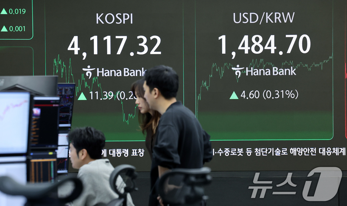 (서울=뉴스1) 박지혜 기자 = 23일 오후 서울 중구 하나은행 딜링룸 전광판에 달러·원 환율이 나타나고 있다.이날 코스피는 전일 종가와 비교해 11.39포인트(p)(0.28%) …