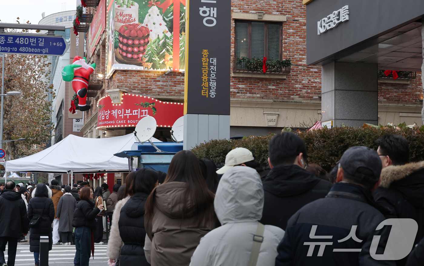 (대전=뉴스1) 김기태 기자 = 크리스마스를 이틀 앞두고 딸기시루가 출시된 23일 대전 중구 성심당 일대에 빵을 사려는 고객들이 차례를 기다리고 있다. 2025.12.23/뉴스1