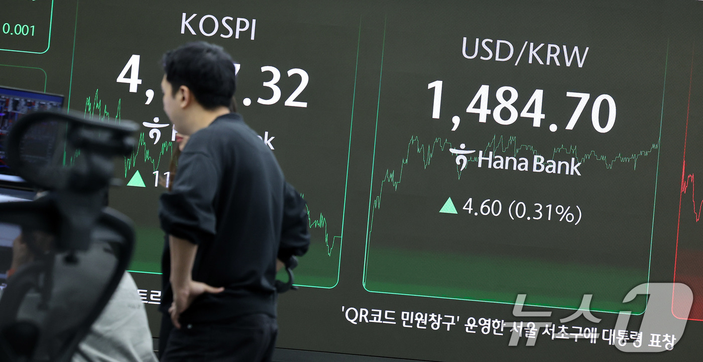 (서울=뉴스1) 박지혜 기자 = 23일 오후 서울 중구 하나은행 딜링룸 전광판에 달러·원 환율이 나타나고 있다.이날 코스피는 전일 종가와 비교해 11.39포인트(p)(0.28%) …