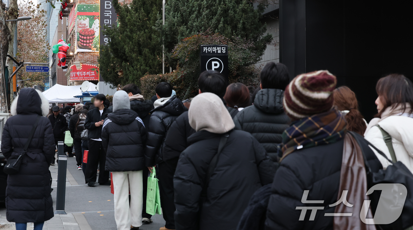 (대전=뉴스1) 김기태 기자 = 크리스마스를 이틀 앞두고 딸기시루가 출시된 23일 대전 중구 성심당 일대에 빵을 사려는 고객들이 차례를 기다리고 있다. 2025.12.23/뉴스1