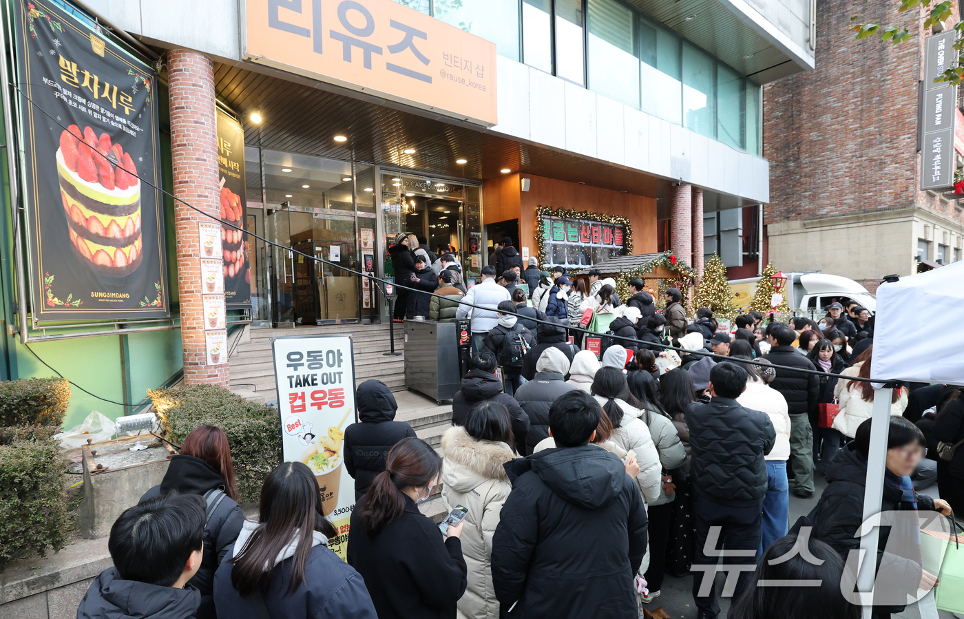 (대전=뉴스1) 김기태 기자 = 크리스마스를 이틀 앞두고 딸기시루가 출시된 23일 대전 중구 성심당 일대에 빵을 사려는 고객들이 차례를 기다리고 있다. 2025.12.23/뉴스1