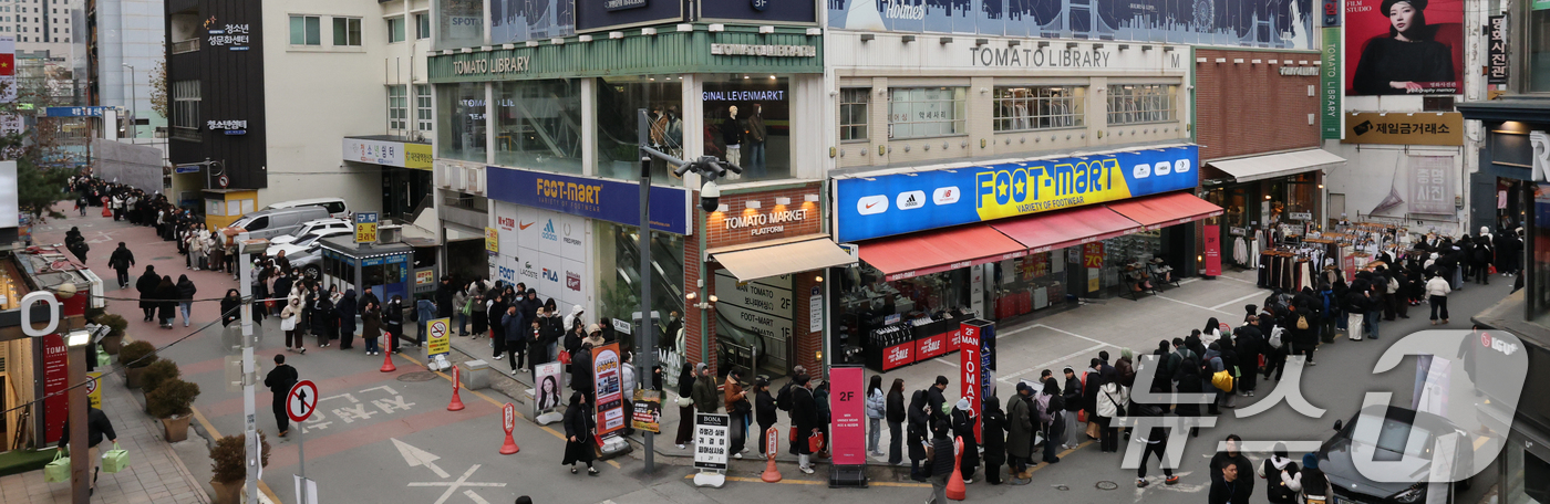 (대전=뉴스1) 김기태 기자 = 크리스마스를 이틀 앞두고 딸기시루가 출시된 23일 대전 중구 성심당 일대에 빵을 사려는 고객들이 차례를 기다리고 있다. 2025.12.23/뉴스1