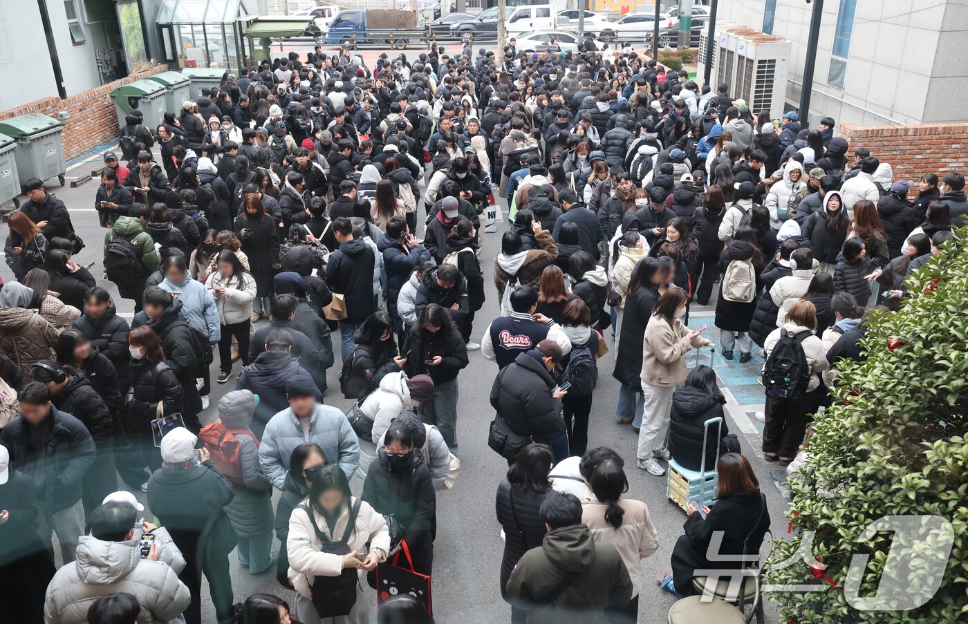 본문 이미지 - 크리스마스를 이틀 앞두고 딸기시루가 출시된 23일 대전 중구 성심당 일대에 빵을 사려는 고객들이 차례를 기다리고 있다. 2025.12.23/뉴스1 ⓒ News1 김기태 기자