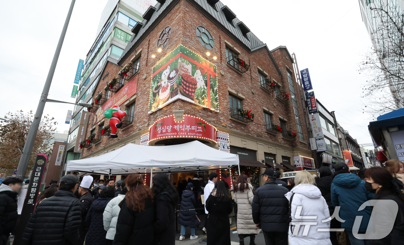 (대전=뉴스1) 김기태 기자 = 크리스마스를 이틀 앞두고 딸기시루가 출시된 23일 대전 중구 성심당 일대에 빵을 사려는 고객들이 차례를 기다리고 있다. 2025.12.23/뉴스1
