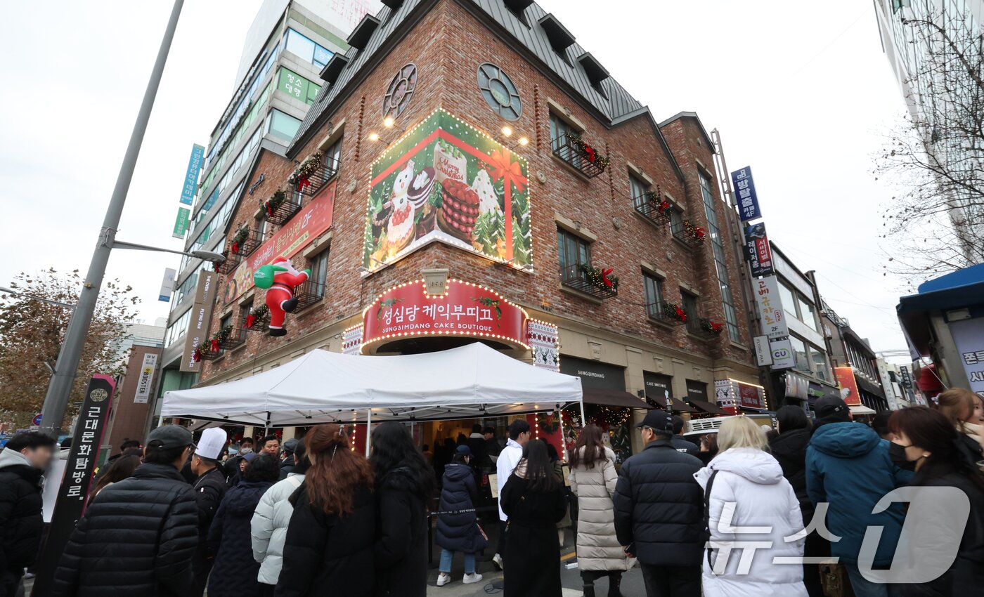 본문 이미지 - 크리스마스를 이틀 앞두고 딸기시루가 출시된 23일 대전 중구 성심당 일대에 빵을 사려는 고객들이 차례를 기다리고 있다. 2025.12.23/뉴스1 ⓒ News1 김기태 기자