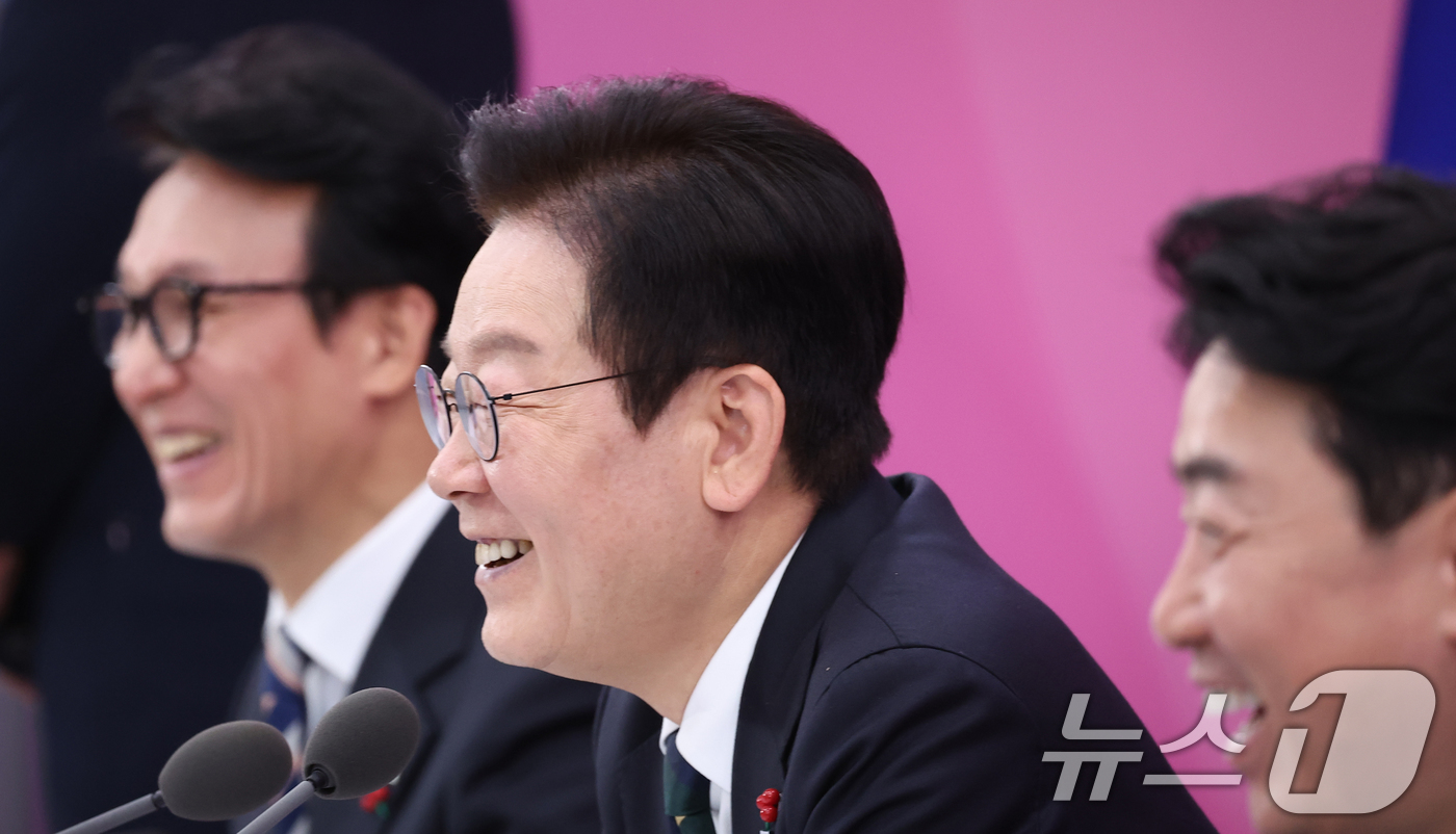 (부산=뉴스1) 이재명 기자 = 이재명 대통령이 23일 부산 동구 해양수산부 청사에서 열린 해수부 업무보고에서 발언하고 있다. (대통령실통신사진기자단) 2025.12.23/뉴스1