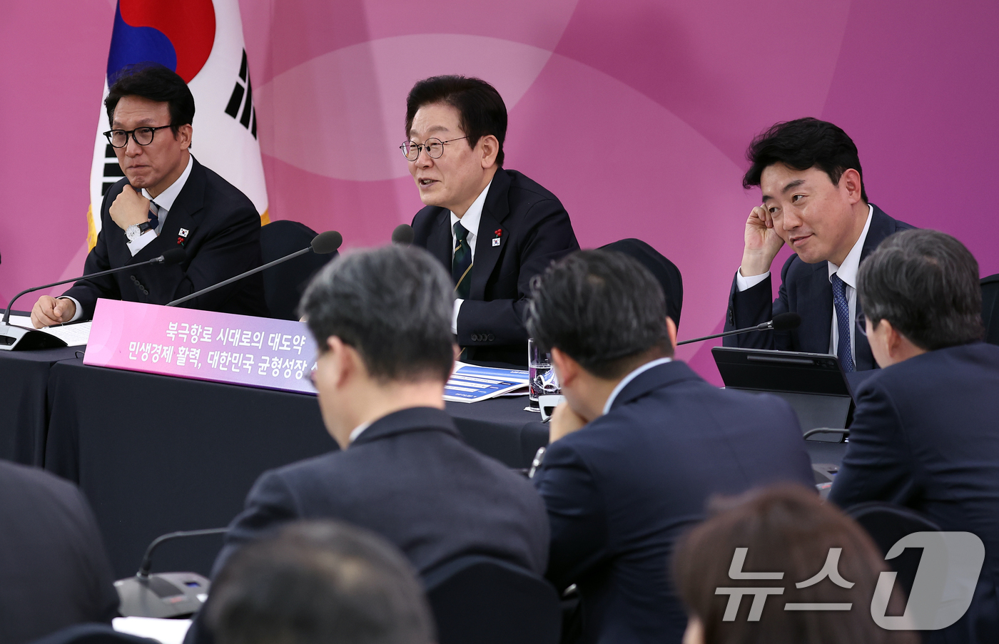 (부산=뉴스1) 이재명 기자 = 이재명 대통령이 23일 부산 동구 해양수산부 청사에서 열린 해수부 업무보고에서 발언하고 있다. (대통령실통신사진기자단) 2025.12.23/뉴스1