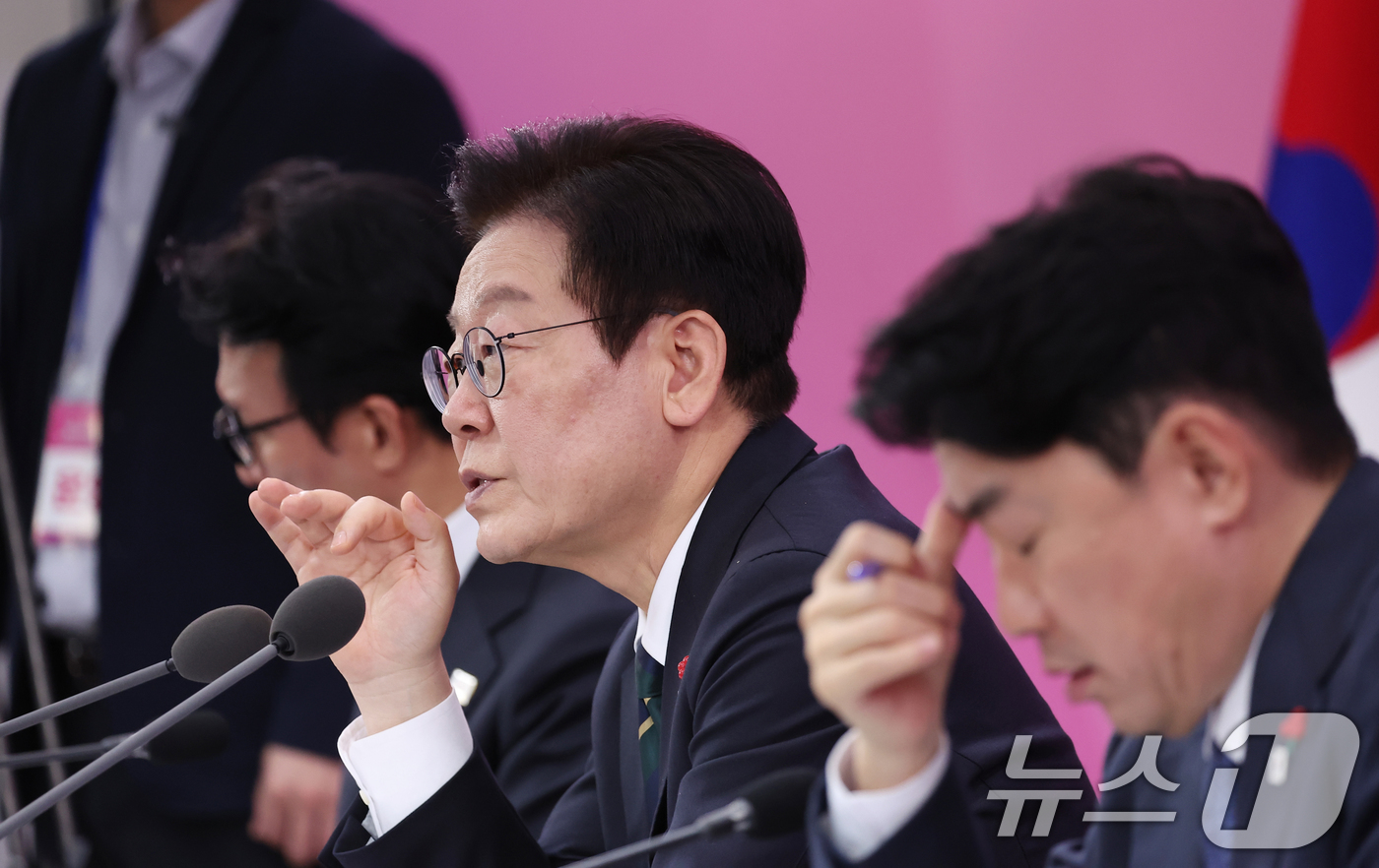 (부산=뉴스1) 이재명 기자 = 이재명 대통령이 23일 부산 동구 해양수산부 청사에서 열린 해수부 업무보고에서 발언하고 있다. (대통령실통신사진기자단) 2025.12.23/뉴스1