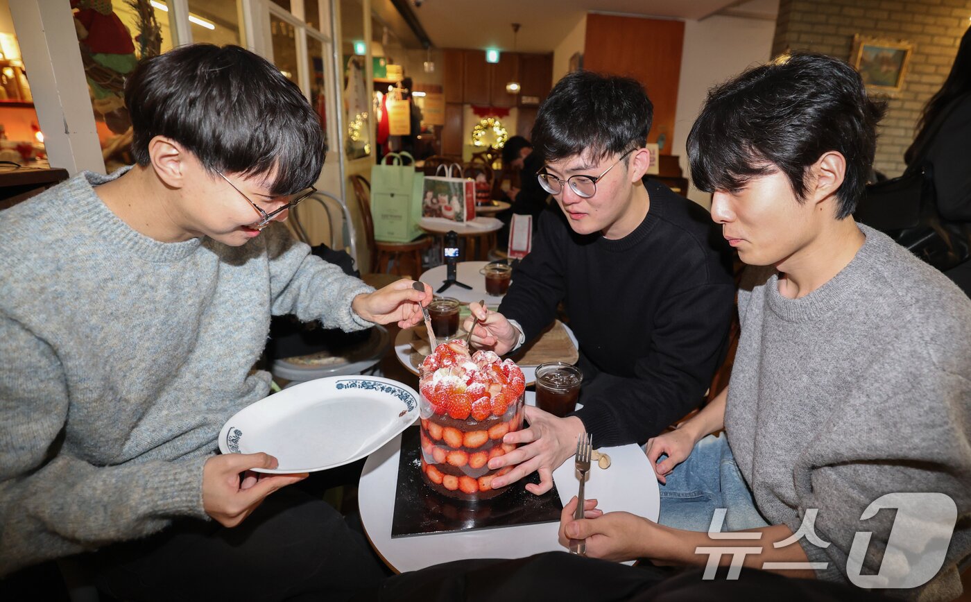 본문 이미지 - 크리스마스를 이틀 앞두고 딸기시루가 출시된 23일 대전 중구 성심당 일대에서 케이크를 구매한 고객들이 맛을 보고 있다. 2025.12.23/뉴스1 ⓒ News1 김기태 기자