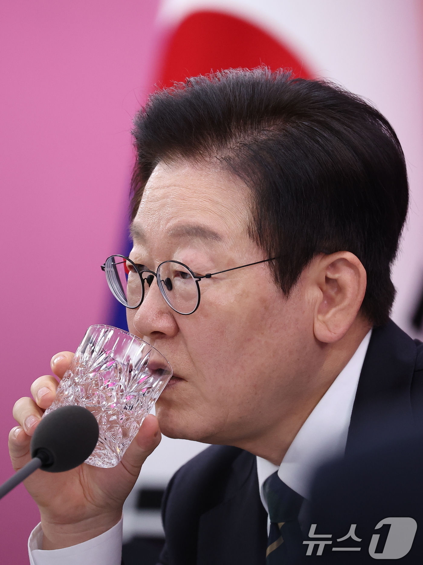 (부산=뉴스1) 이재명 기자 = 이재명 대통령이 23일 부산 동구 해양수산부 청사에서 열린 해수부 업무보고에서 목을 축이고 있다. (대통령실통신사진기자단) 2025.12.23/뉴스 …