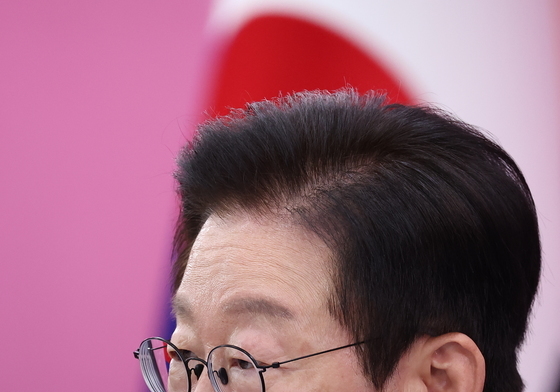 목 축이는 이재명 대통령