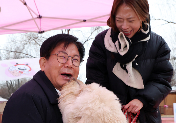 박강수 구청장, 마포 홍보견 바오 데뷔 데이서 교감