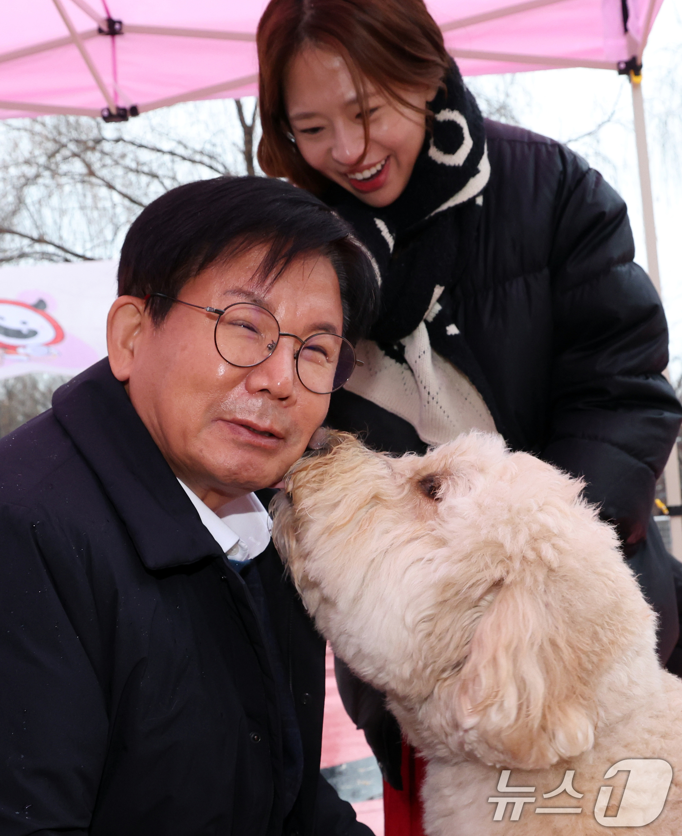 (서울=뉴스1) 김명섭 기자 = 박강수 마포구청장이 23일 서울 마포구 마포반려동물캠핑장에서 열린 댕댕이 크리스마스 페스타 주간 펫세권 마포 홍보견 '바오' 데뷔 데이 행사에서 ' …