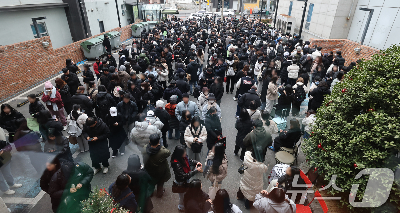 (대전=뉴스1) 김기태 기자 = 크리스마스를 이틀 앞두고 딸기시루가 출시된 23일 대전 중구 성심당 일대에 빵을 사려는 고객들이 차례를 기다리고 있다. 2025.12.23/뉴스1