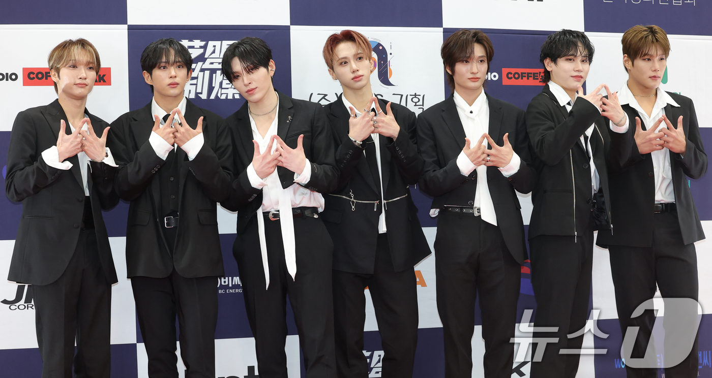 (서울=뉴스1) 권현진 기자 = 그룹 다크비가 23일 서울 강남구 건설회관에서 열린 ‘제29회 춘사국제영화제’ 레드카펫 행사에 참석해 포즈를 취하고 있다. 2025.12.23/뉴스 …