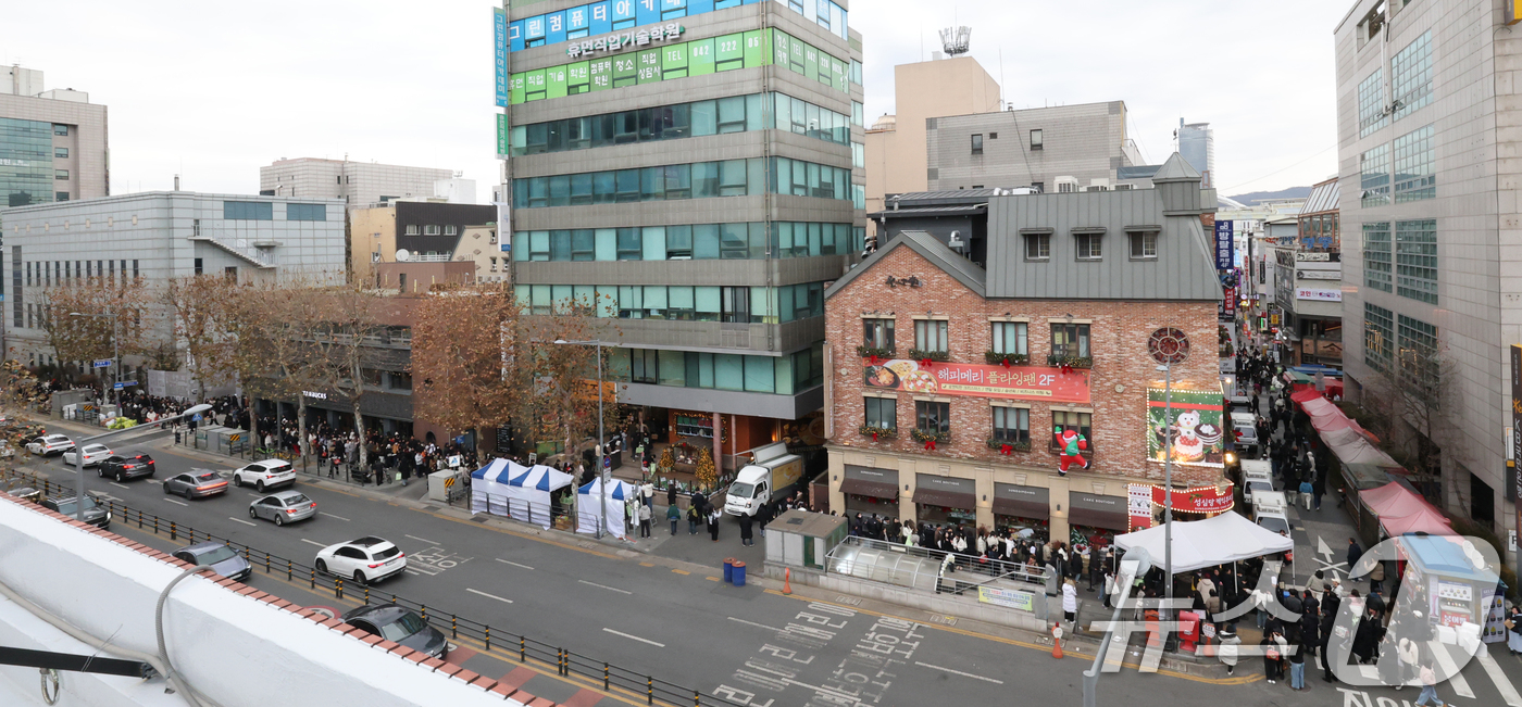 (대전=뉴스1) 김기태 기자 = 크리스마스를 이틀 앞두고 딸기시루가 출시된 23일 대전 중구 성심당 일대에 빵을 사려는 고객들이 차례를 기다리고 있다. 2025.12.23/뉴스1