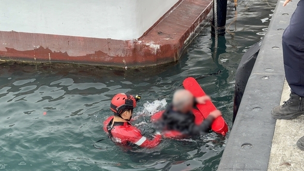 여수 국동항서 작업 중 바다빠진 60대…4분 만에 구조