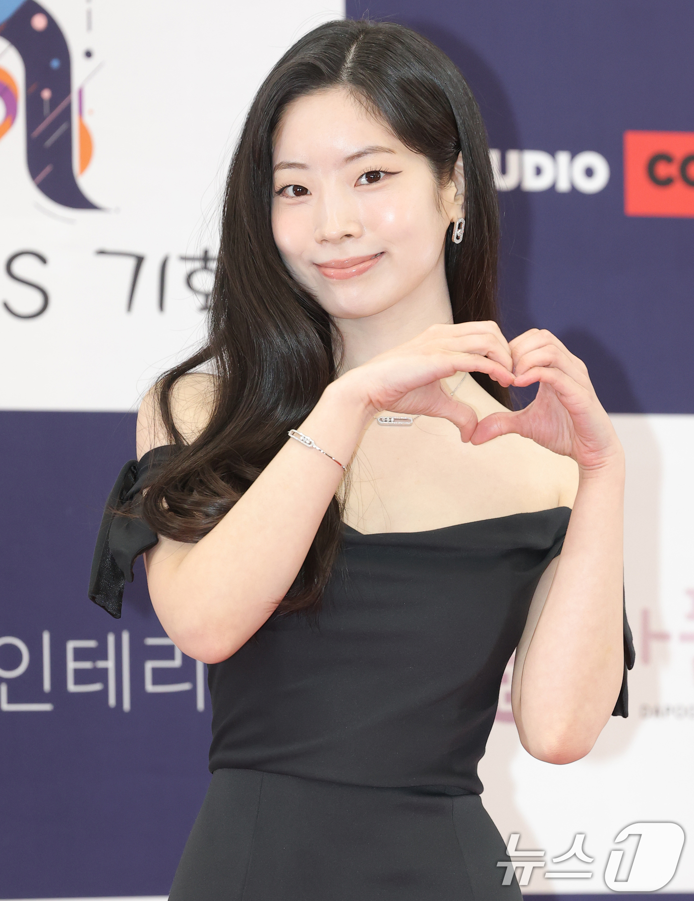 (서울=뉴스1) 권현진 기자 = 트와이스 다현이 23일 서울 강남구 건설회관에서 열린 ‘제29회 춘사국제영화제’ 레드카펫 행사에 참석해 포즈를 취하고 있다. 2025.12.23/뉴 …