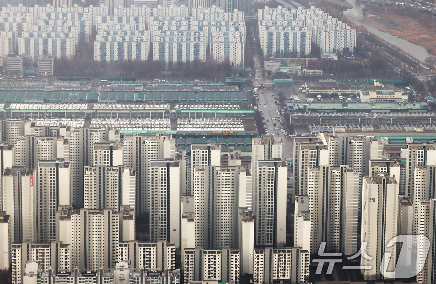(서울=뉴스1) 장수영 기자 = 23일 서울 송파구 롯데월드타워 서울스카이에서 아파트 단지가 보이고 있다.한국은행이 발행한 '2025년 12월 금융안정보고서'에 따르면 올해 11월 …