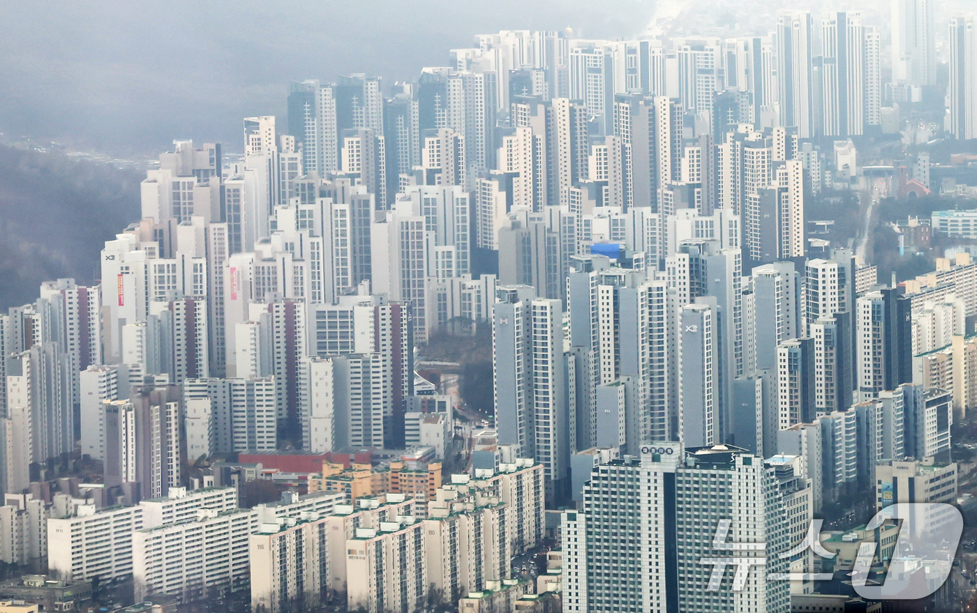 (서울=뉴스1) 장수영 기자 = 23일 서울 송파구 롯데월드타워 서울스카이에서 아파트 단지가 보이고 있다.한국은행이 발행한 '2025년 12월 금융안정보고서'에 따르면 올해 11월 …