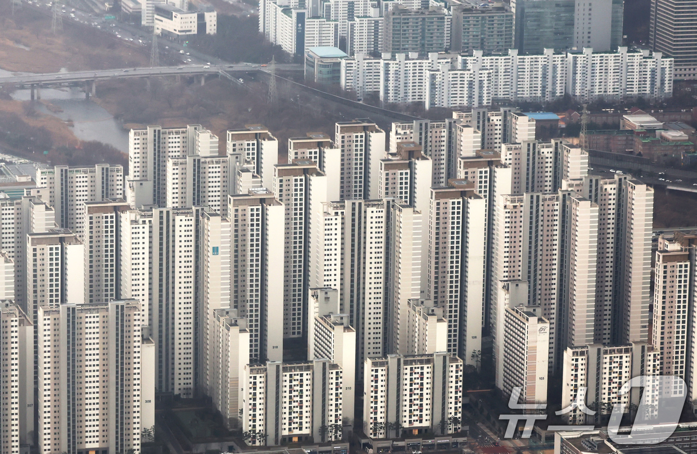 (서울=뉴스1) 장수영 기자 = 23일 서울 송파구 롯데월드타워 서울스카이에서 아파트 단지가 보이고 있다.한국은행이 발행한 '2025년 12월 금융안정보고서'에 따르면 올해 11월 …
