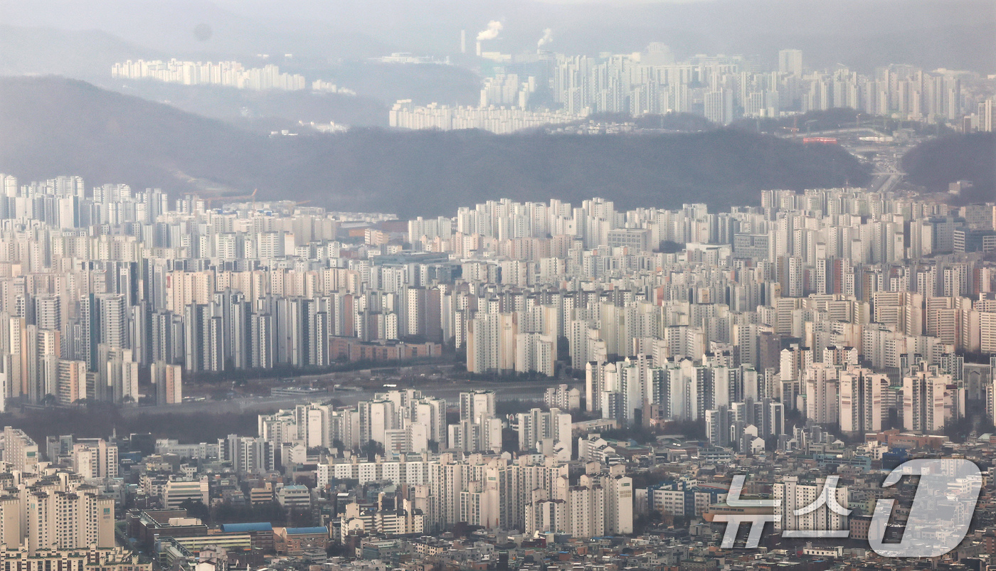 (서울=뉴스1) 장수영 기자 = 23일 서울 송파구 롯데월드타워 서울스카이에서 아파트 단지가 보이고 있다.한국은행이 발행한 '2025년 12월 금융안정보고서'에 따르면 올해 11월 …