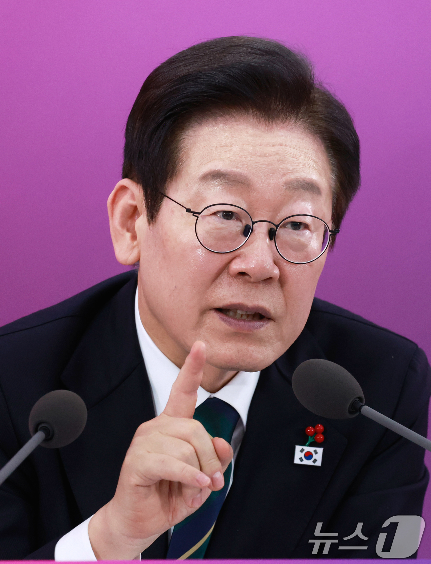 (부산=뉴스1) 허경 기자 = 이재명 대통령이 23일 부산 동구 해양수산부 청사에서 열린 해수부(해양경찰청) 업무보고에서 발언하고 있다. (대통령실통신사진기자단) 2025.12.2 …