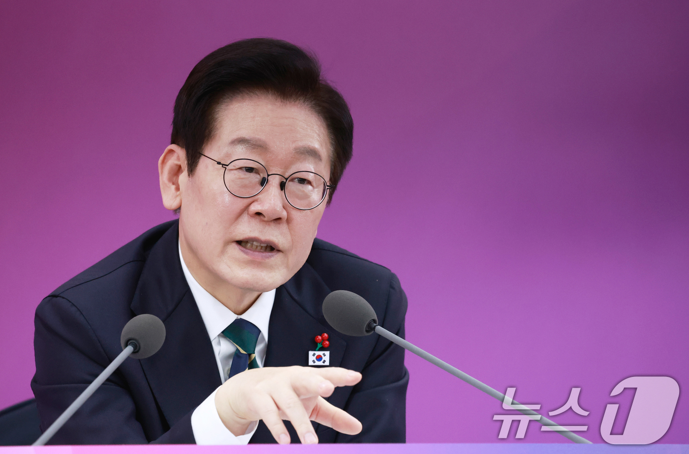 (부산=뉴스1) 허경 기자 = 이재명 대통령이 23일 부산 동구 해양수산부 청사에서 열린 해수부(해양경찰청) 업무보고에서 발언하고 있다. (대통령실통신사진기자단) 2025.12.2 …