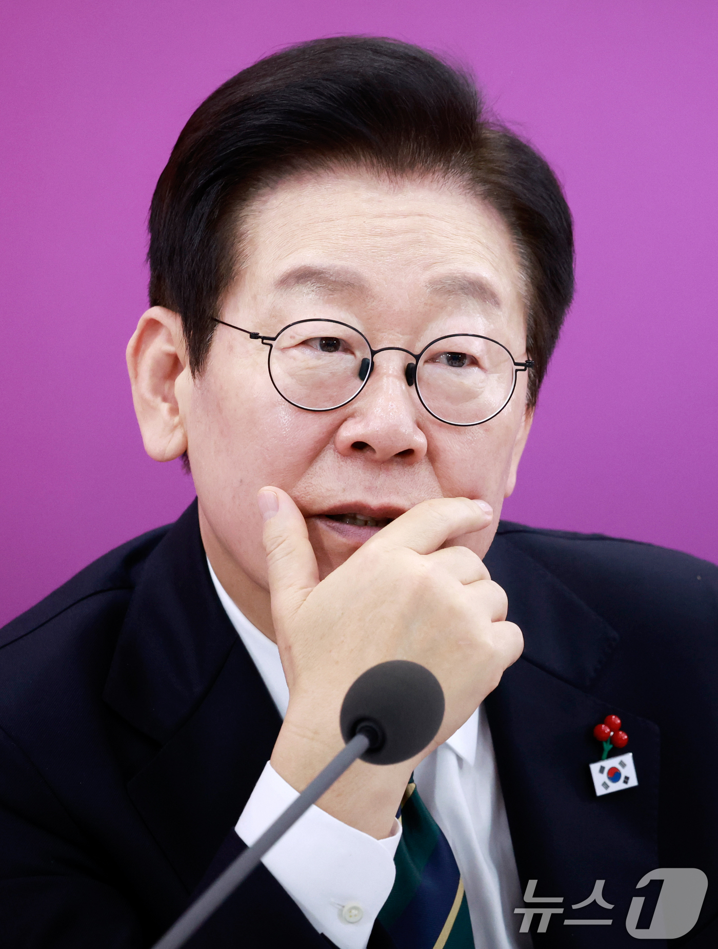 (부산=뉴스1) 허경 기자 = 이재명 대통령이 23일 부산 동구 해양수산부 청사에서 열린 해수부(해양경찰청) 업무보고에서 발언하고 있다. (대통령실통신사진기자단) 2025.12.2 …