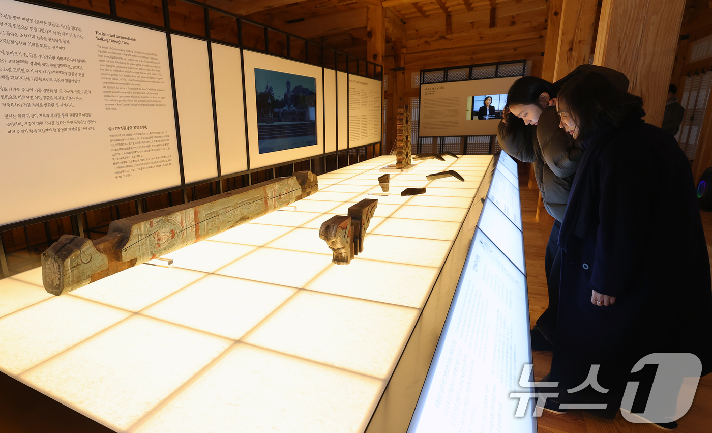(서울=뉴스1) 오대일 기자 = 23일 오후 서울 종로구 경복궁 계조당에서 열린 특별전 '돌아온 관월당: 시간을 걷다' 개막 행사에서 방문객들이 전시물을 관람하고 있다.관월당(觀月 …