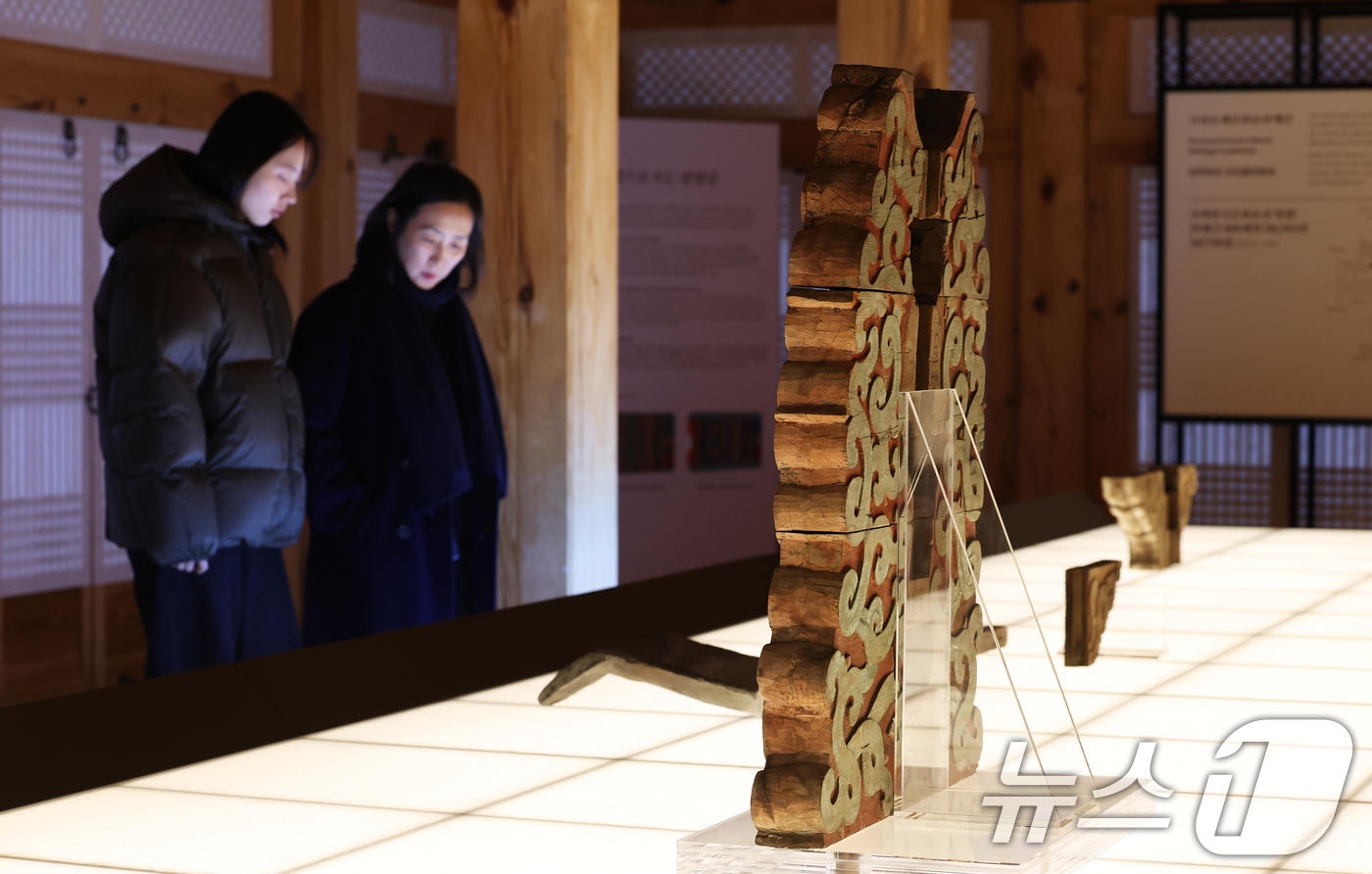 (서울=뉴스1) 오대일 기자 = 23일 오후 서울 종로구 경복궁 계조당에서 열린 특별전 '돌아온 관월당: 시간을 걷다' 개막 행사에서 방문객들이 전시물을 관람하고 있다.관월당(觀月 …