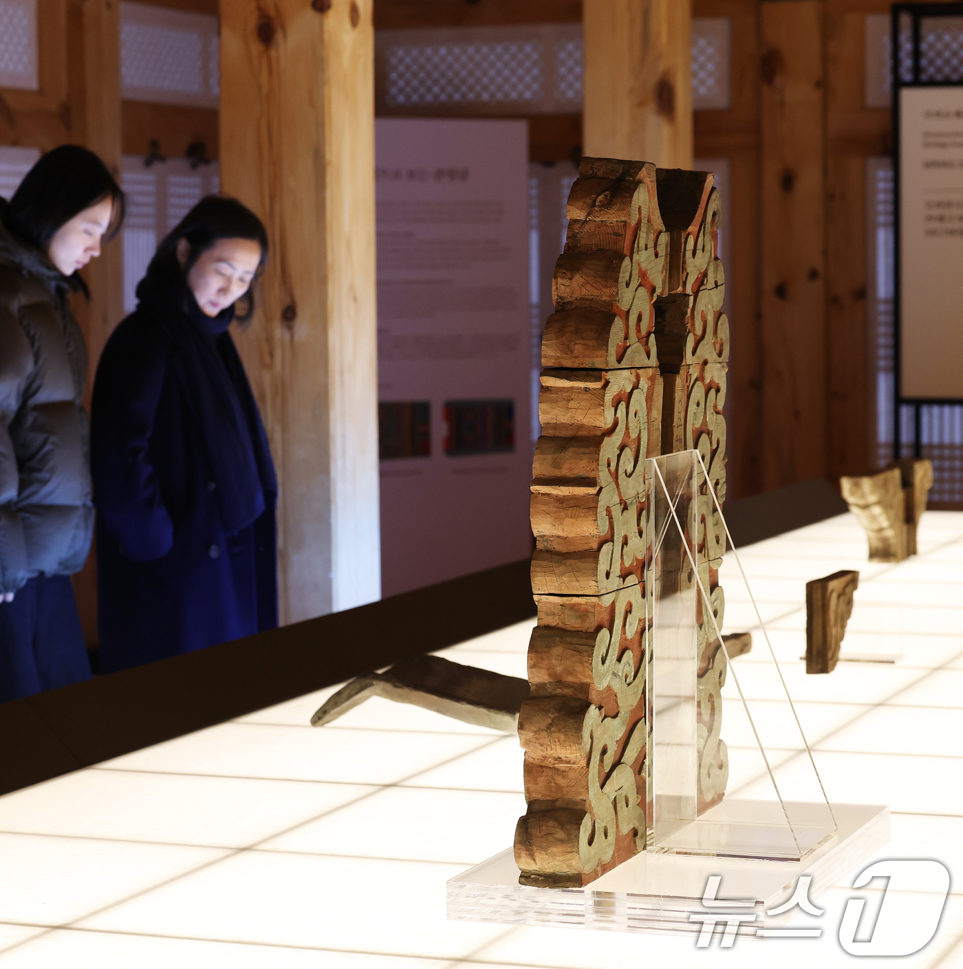 (서울=뉴스1) 오대일 기자 = 23일 오후 서울 종로구 경복궁 계조당에서 열린 특별전 '돌아온 관월당: 시간을 걷다' 개막 행사에서 방문객들이 전시물을 관람하고 있다.관월당(觀月 …