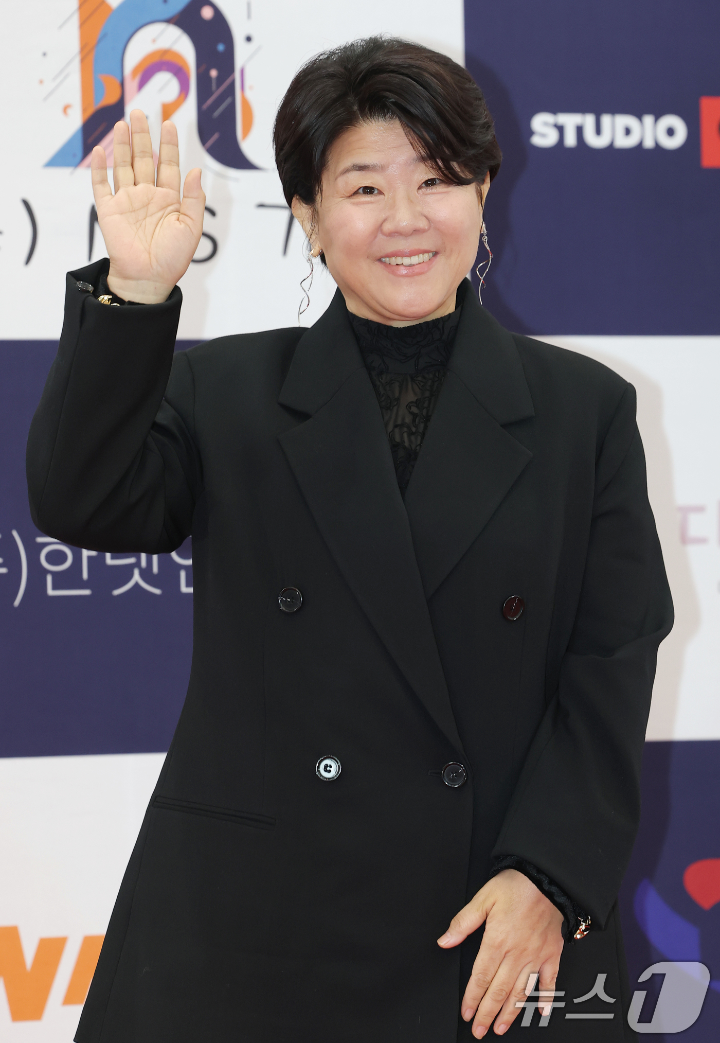 (서울=뉴스1) 권현진 기자 = 배우 이정은이 23일 서울 강남구 건설회관에서 열린 ‘제29회 춘사국제영화제’ 레드카펫 행사에 참석해 포즈를 취하고 있다. 2025.12.23/뉴스 …