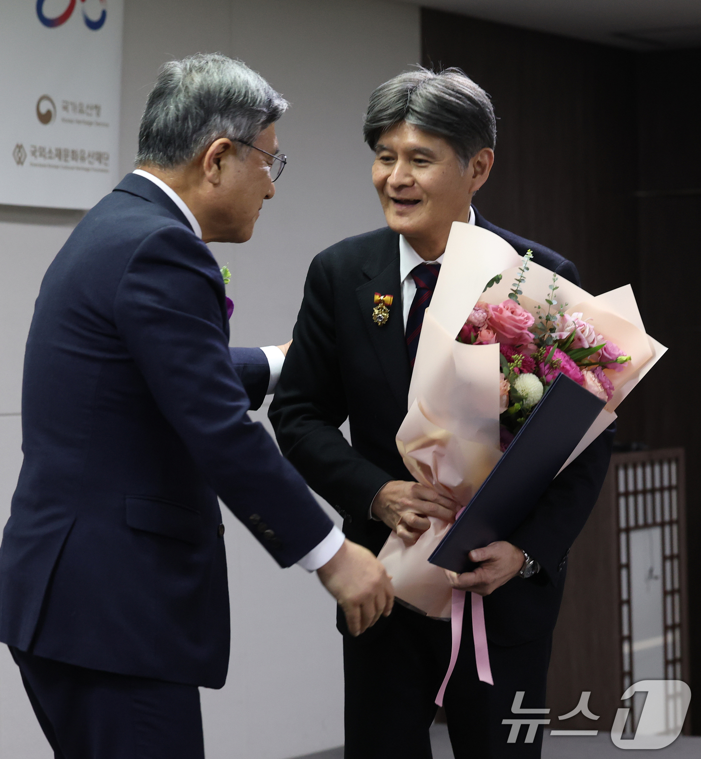 (서울=뉴스1) 오대일 기자 = 23일 오후 서울 종로구 국립고궁박물관에서 열린 '돌아온 관월당: 시간을 걷다' 특별전 개막식에서 관월당을 기증한 사토 다카오(佐藤孝雄) 일본 고토 …