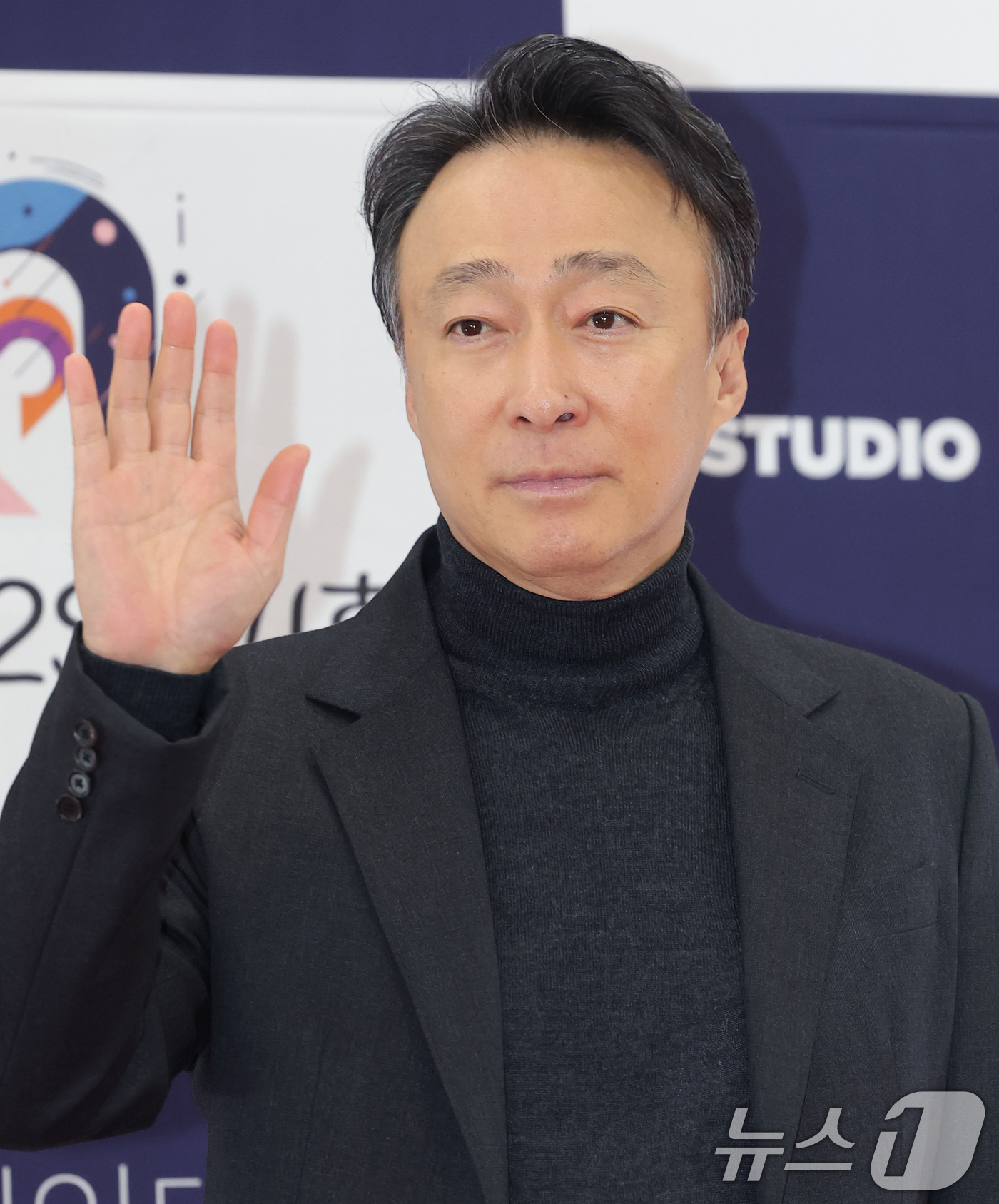 (서울=뉴스1) 권현진 기자 = 배우 이성민이 23일 서울 강남구 건설회관에서 열린 ‘제29회 춘사국제영화제’ 레드카펫 행사에 참석해 포즈를 취하고 있다. 2025.12.23/뉴스 …