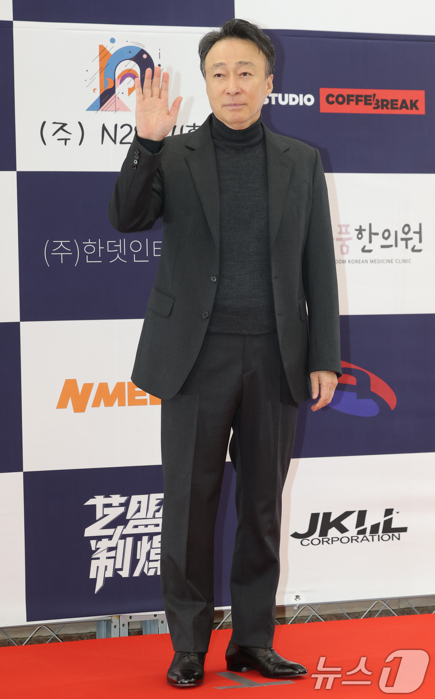 (서울=뉴스1) 권현진 기자 = 배우 이성민이 23일 서울 강남구 건설회관에서 열린 ‘제29회 춘사국제영화제’ 레드카펫 행사에 참석해 포즈를 취하고 있다. 2025.12.23/뉴스 …