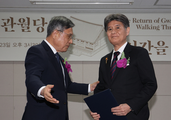 대통령 표창 받는 '관월당' 반환 사토 다카오씨