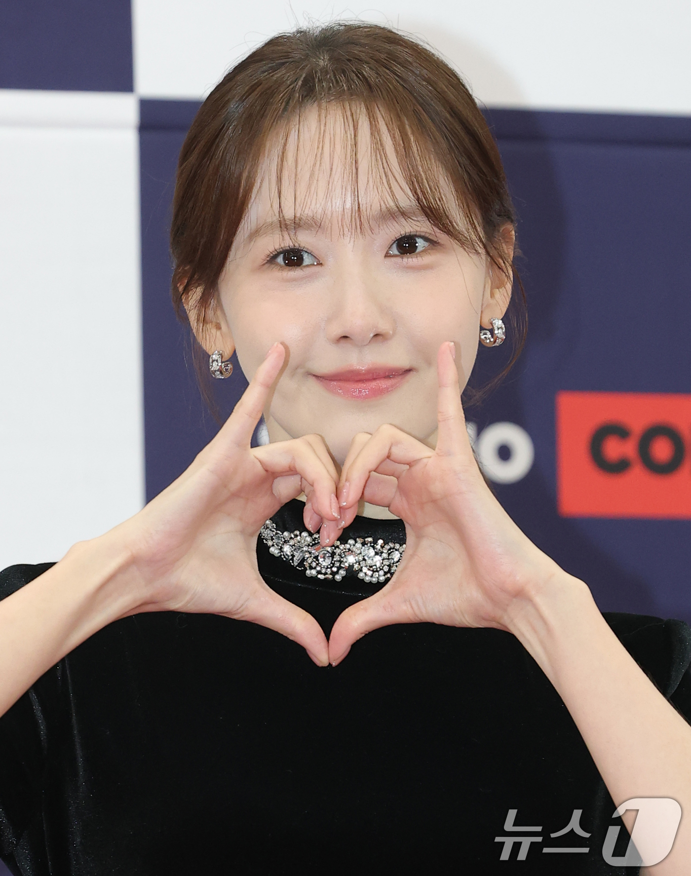 (서울=뉴스1) 권현진 기자 = 배우 임윤아(활동명 소녀시대 윤아)가 23일 서울 강남구 건설회관에서 열린 ‘제29회 춘사국제영화제’ 레드카펫 행사에 참석해 포즈를 취하고 있다. …