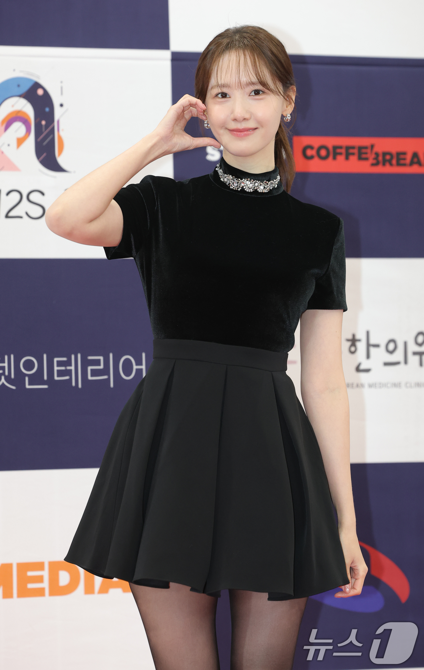 (서울=뉴스1) 권현진 기자 = 배우 임윤아(활동명 소녀시대 윤아)가 23일 서울 강남구 건설회관에서 열린 ‘제29회 춘사국제영화제’ 레드카펫 행사에 참석해 포즈를 취하고 있다. …