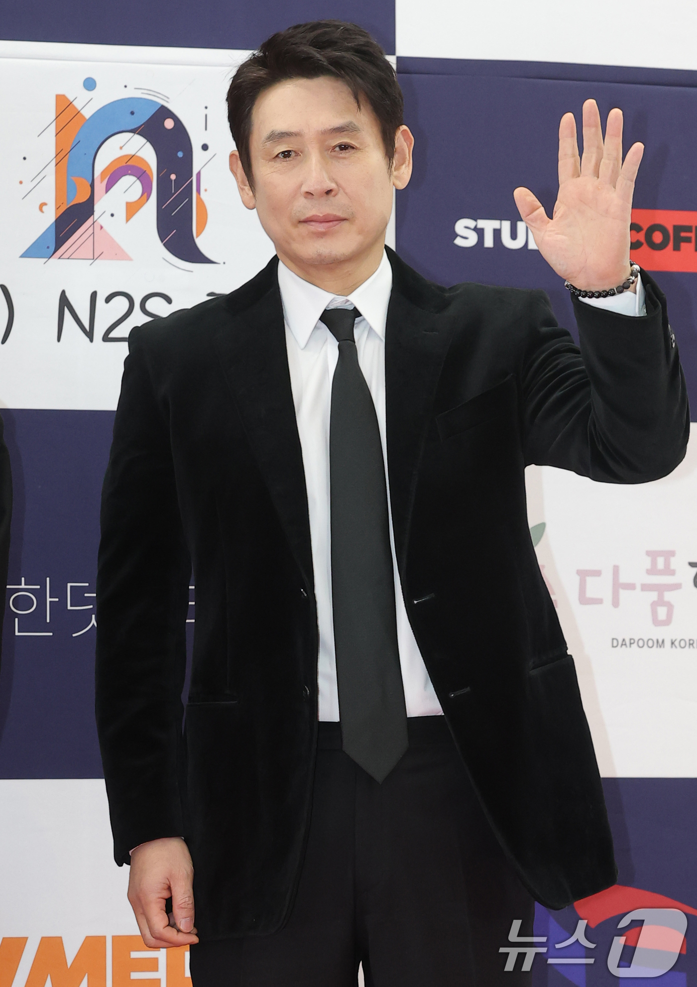 (서울=뉴스1) 권현진 기자 = 배우 설경구가 23일 서울 강남구 건설회관에서 열린 ‘제29회 춘사국제영화제’ 레드카펫 행사에 참석해 포즈를 취하고 있다. 2025.12.23/뉴스 …