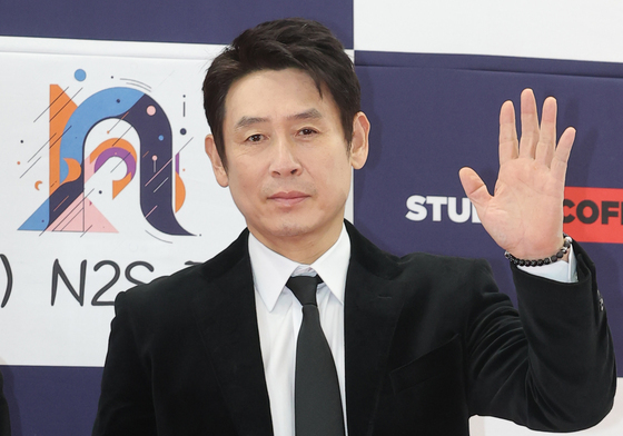 설경구, 근사한 손 인사