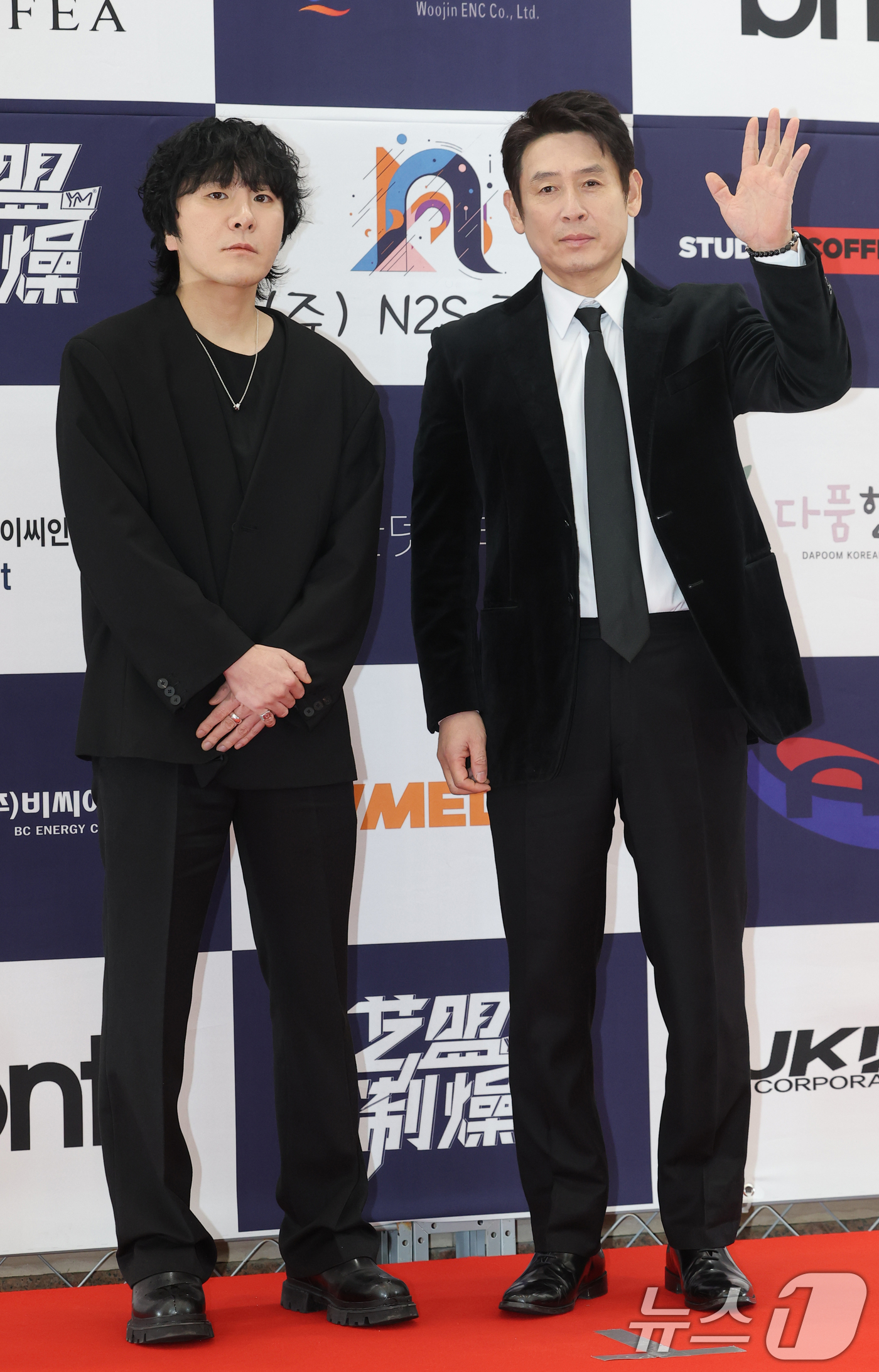 (서울=뉴스1) 권현진 기자 = 변성현 감독과 배우 설경구(오른쪽)가 23일 서울 강남구 건설회관에서 열린 ‘제29회 춘사국제영화제’ 레드카펫 행사에 참석해 포즈를 취하고 있다. …