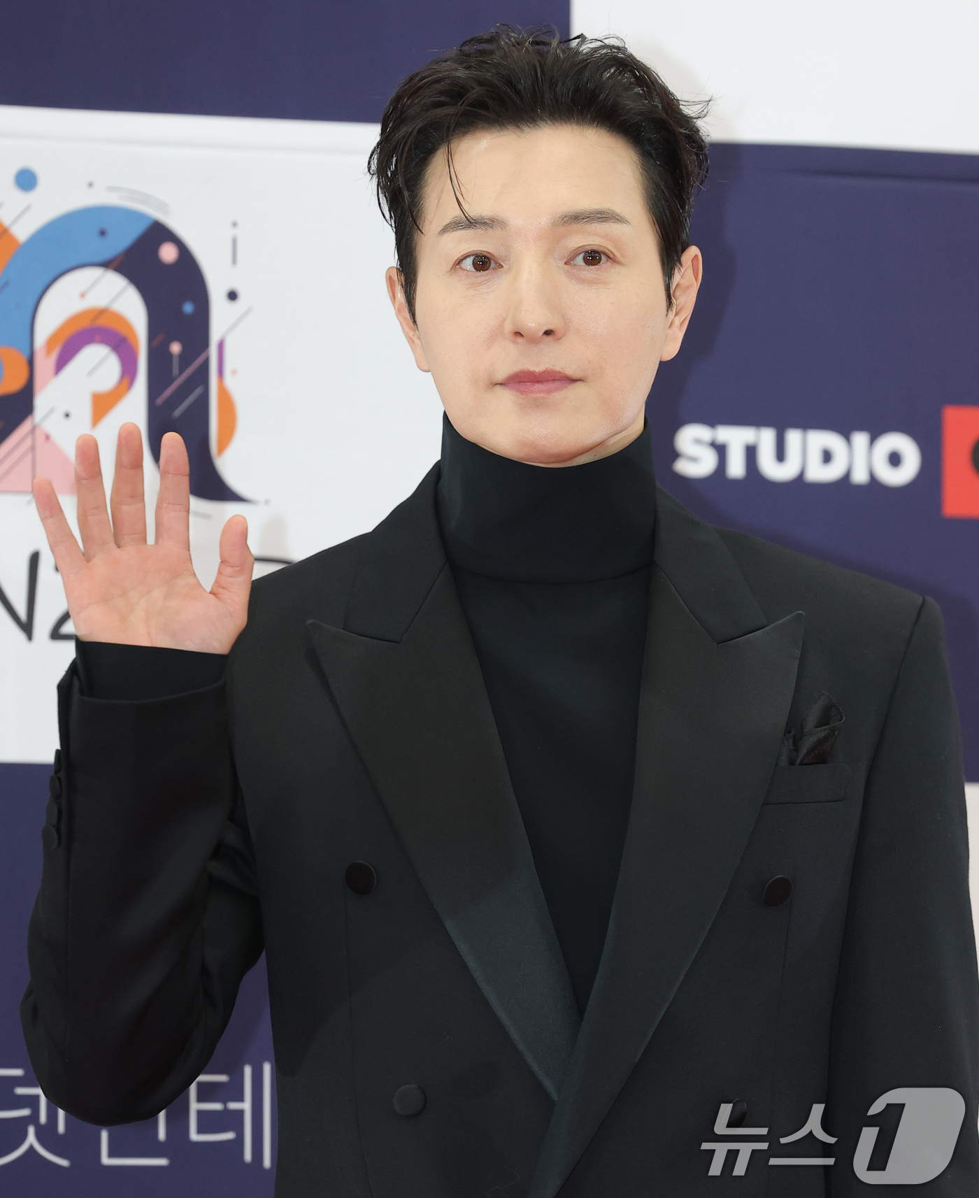 (서울=뉴스1) 권현진 기자 = 배우 정성일이 23일 서울 강남구 건설회관에서 열린 ‘제29회 춘사국제영화제’ 레드카펫 행사에 참석해 포즈를 취하고 있다. 2025.12.23/뉴스 …