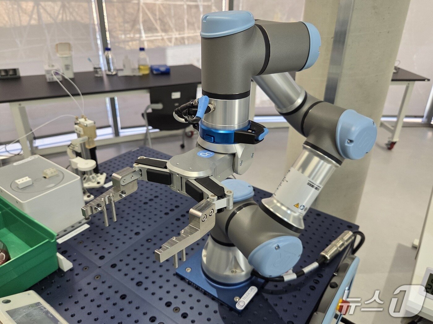 본문 이미지 - 한국제약바이오협회 AI신약연구원이 구축한 '자율실험실'(SDL)에 설치된 로봇 팔./뉴스1 황진중 기자