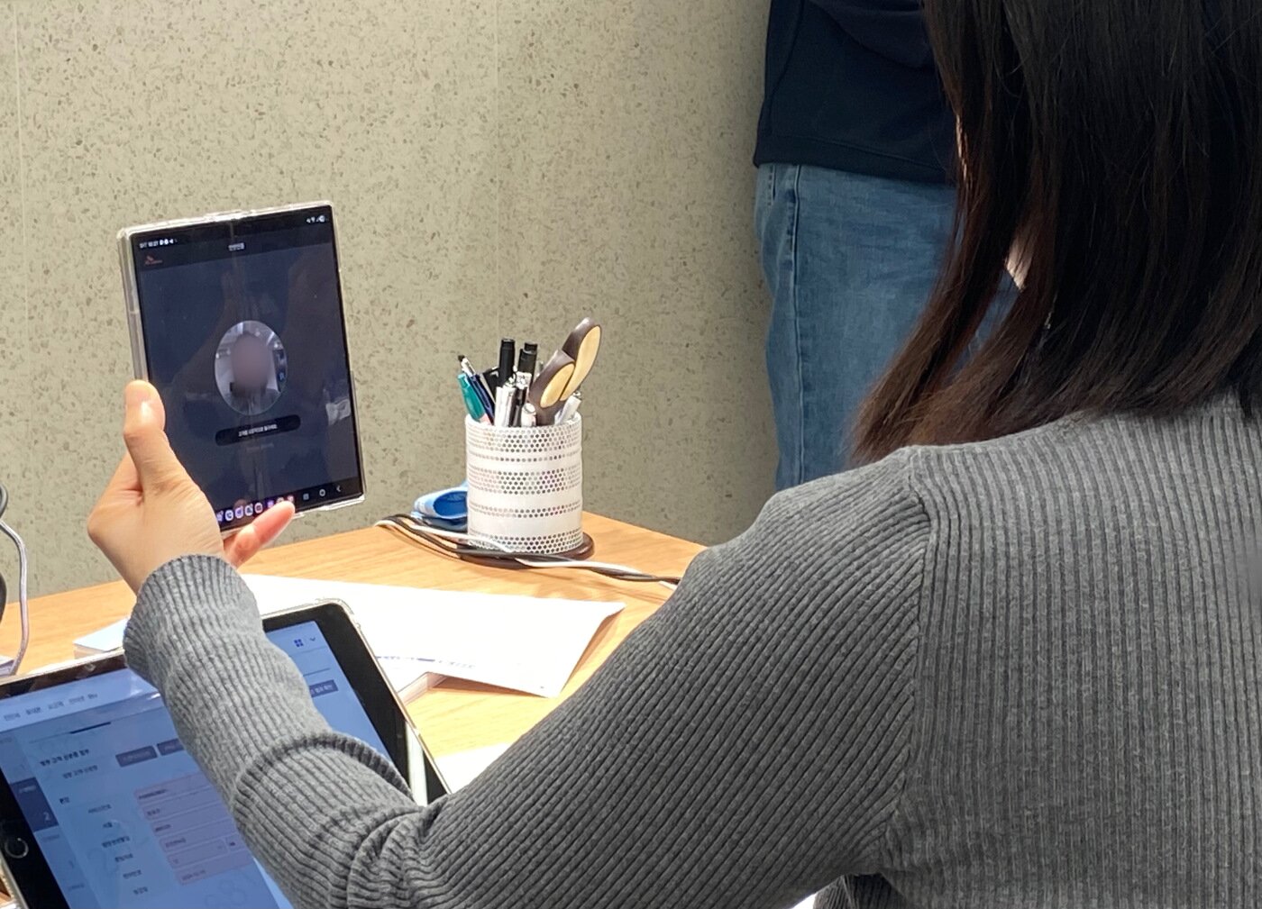 본문 이미지 - 휴대전화 개통 시 안면인증이 진행되는 모습. 2025.12.23/뉴스1 ⓒ News1 신은빈 기자