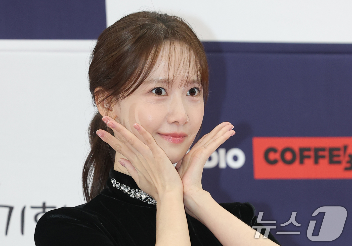 (서울=뉴스1) 권현진 기자 = 배우 임윤아(활동명 소녀시대 윤아)가 23일 서울 강남구 건설회관에서 열린 ‘제29회 춘사국제영화제’ 레드카펫 행사에 참석해 포즈를 취하고 있다. …