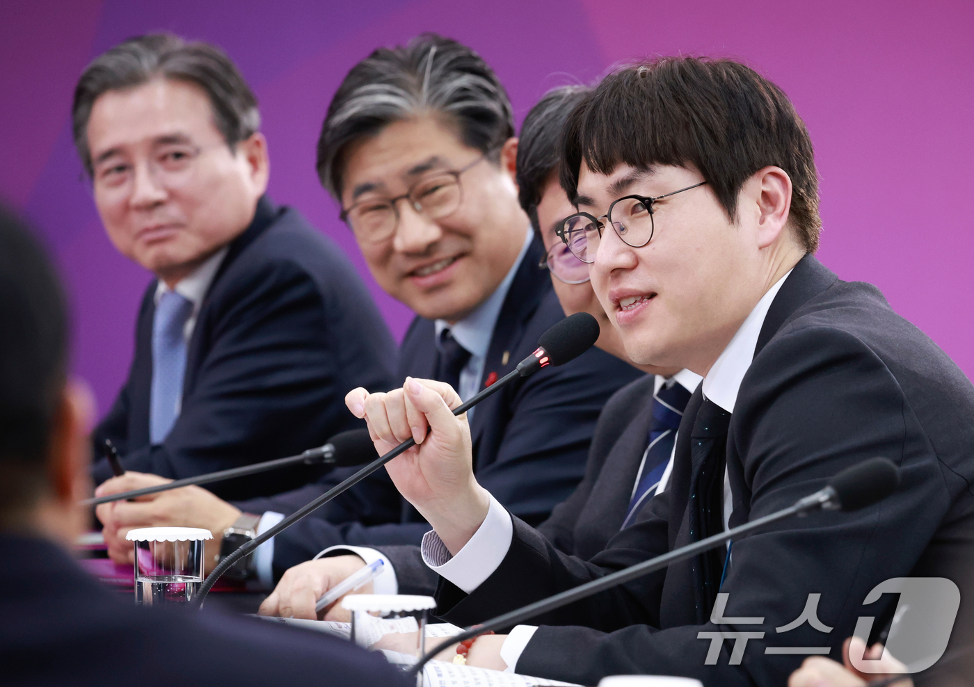 (부산=뉴스1) 허경 기자 = 하정우 대통령실 AI미래기획수석이 23일 부산 동구 해양수산부 청사에서 열린 해수부(해양경찰청) 업무보고에서 발언하고 있다. (대통령실통신사진기자단) …